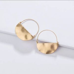 NEW 🌸💎 Gold Crescent hoop style Earrings 💎🌸